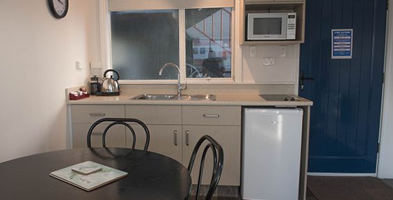 deluxe 1-bedroom suite kitchen